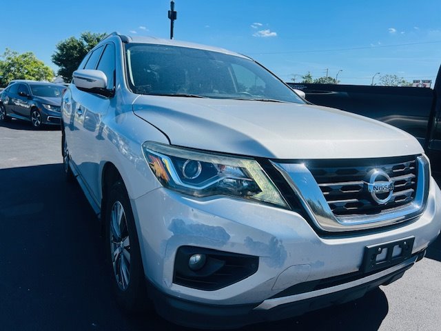 2017 Nissan Pathfinder SV's photo